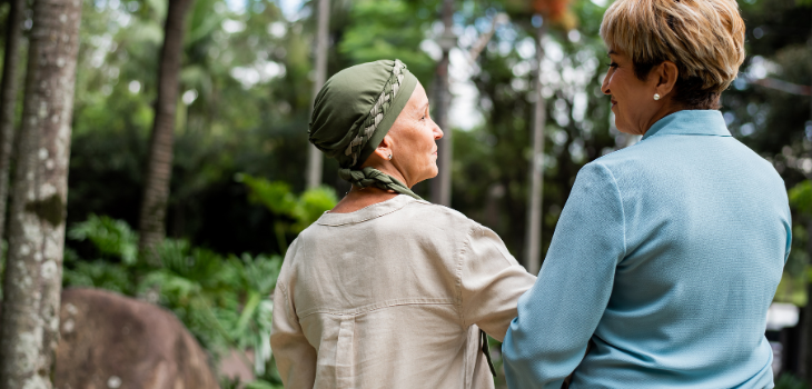 vrouw met hoofddoek om haaruitval te verbergen